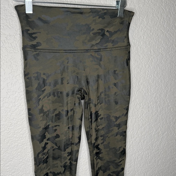 SPANX Faux Leather Green Camo Leggings Medium - Picture 3 of 5